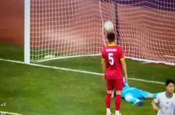 开云体育app-惊心动魄！足球赛事现场球员技术拼搏斗志尽显！的简单介绍