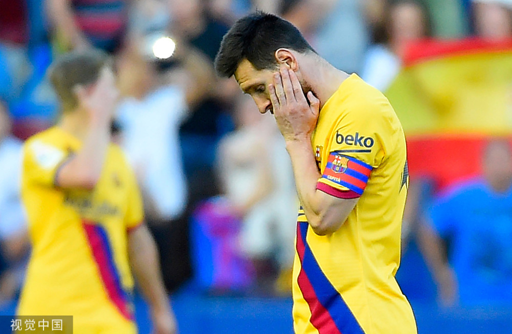 格拉纳达门将扑出关键球，帮助球队取胜