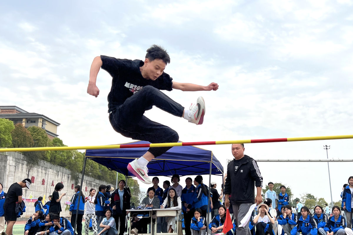 包含运动员拼尽全力，奋勇争先展现冠军风采的词条