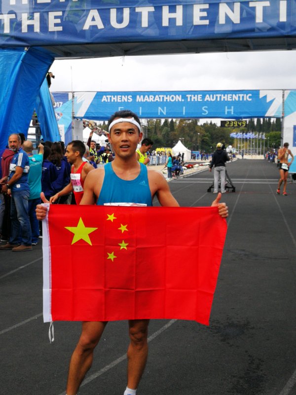 爱尔兰马拉松选手勇夺季军，实现突破