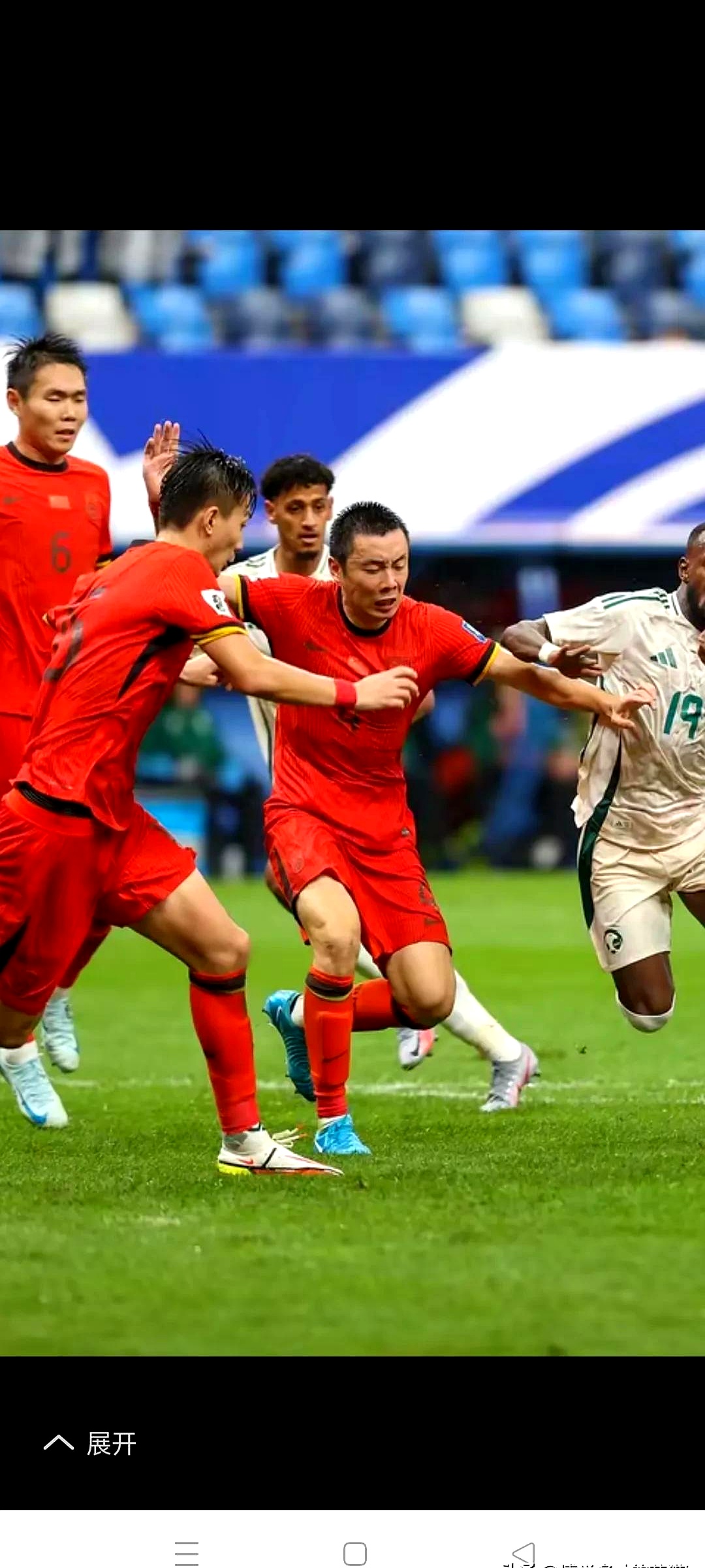 国内足球职业比赛场上的惊险对抗！