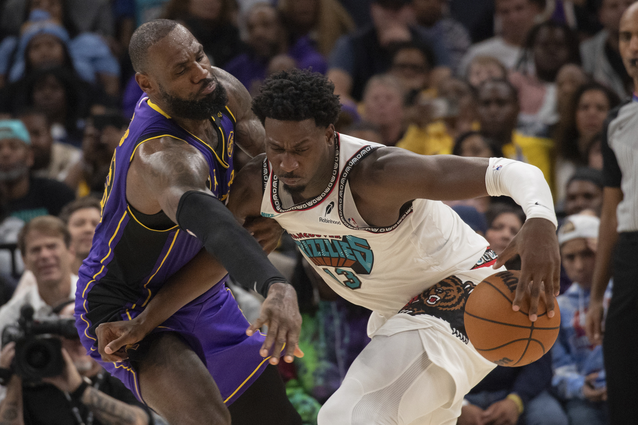 湖人大胜灰熊，詹姆斯成全场焦点